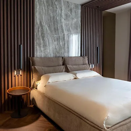 Luci Su Cavour Бари