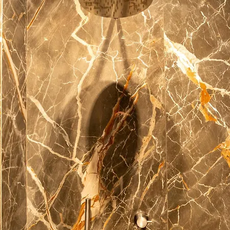 Luci Su Cavour Бари